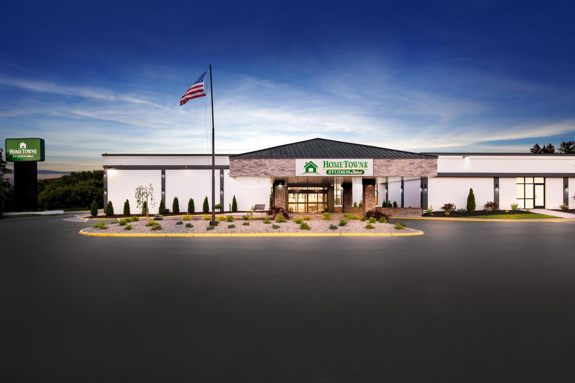 Hometowne Studios By Red Roof & Conference Center Cortland Exterior photo