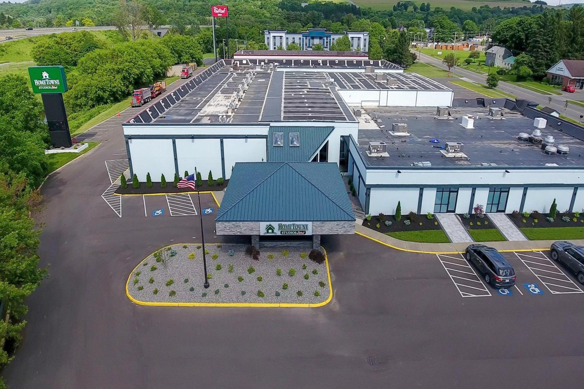 Hometowne Studios By Red Roof & Conference Center Cortland Exterior photo