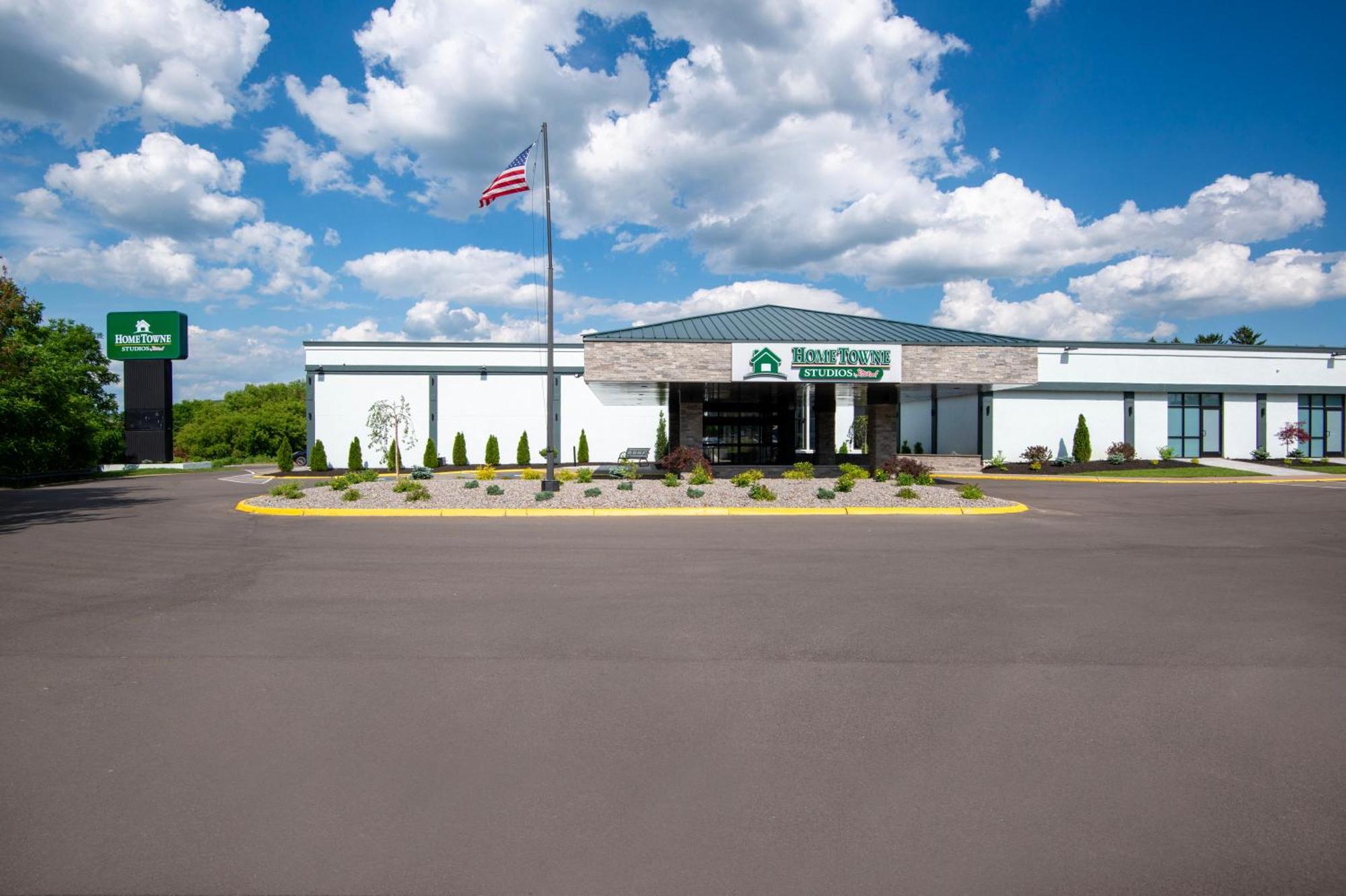Hometowne Studios By Red Roof & Conference Center Cortland Exterior photo