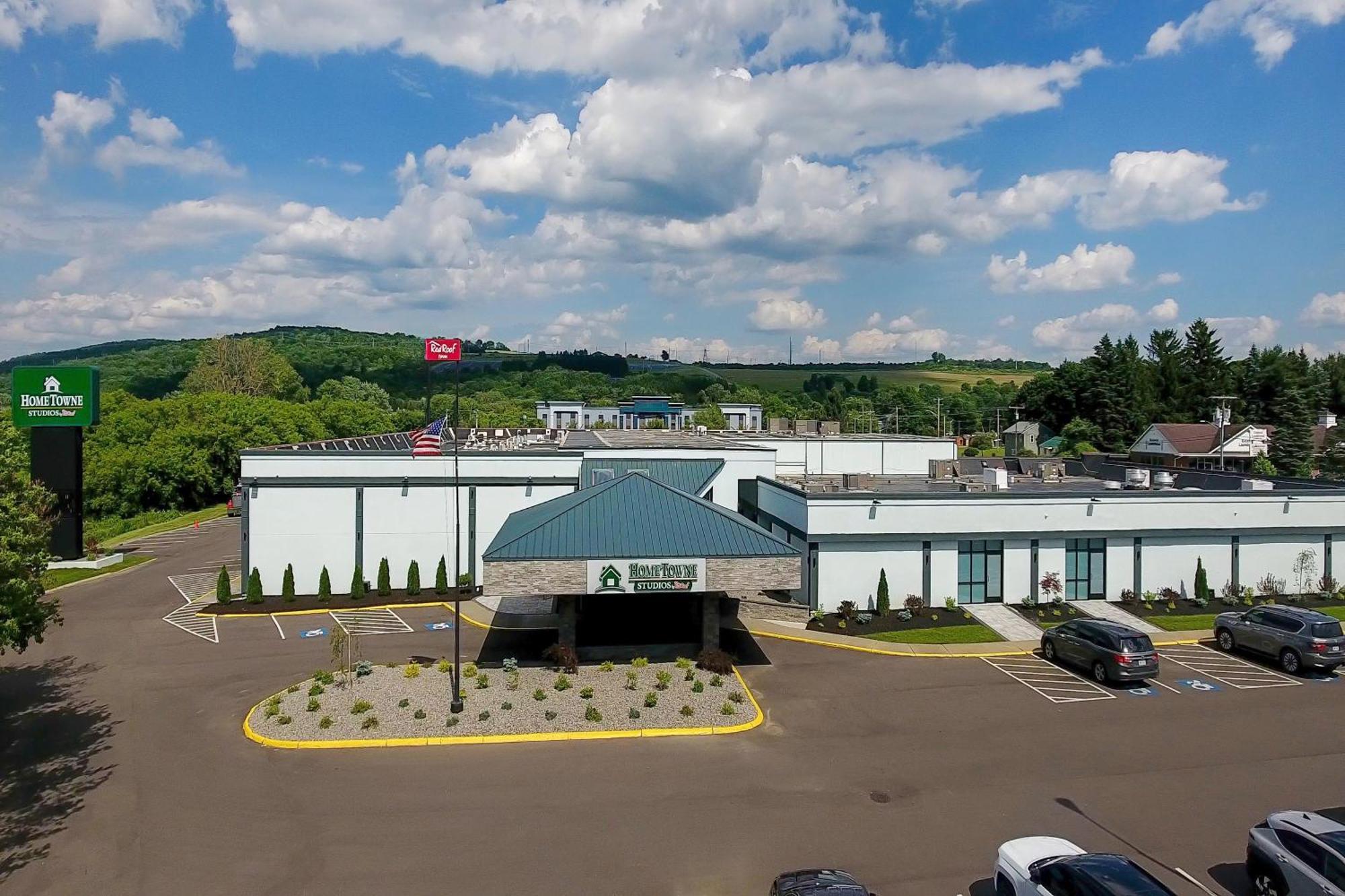 Hometowne Studios By Red Roof & Conference Center Cortland Exterior photo
