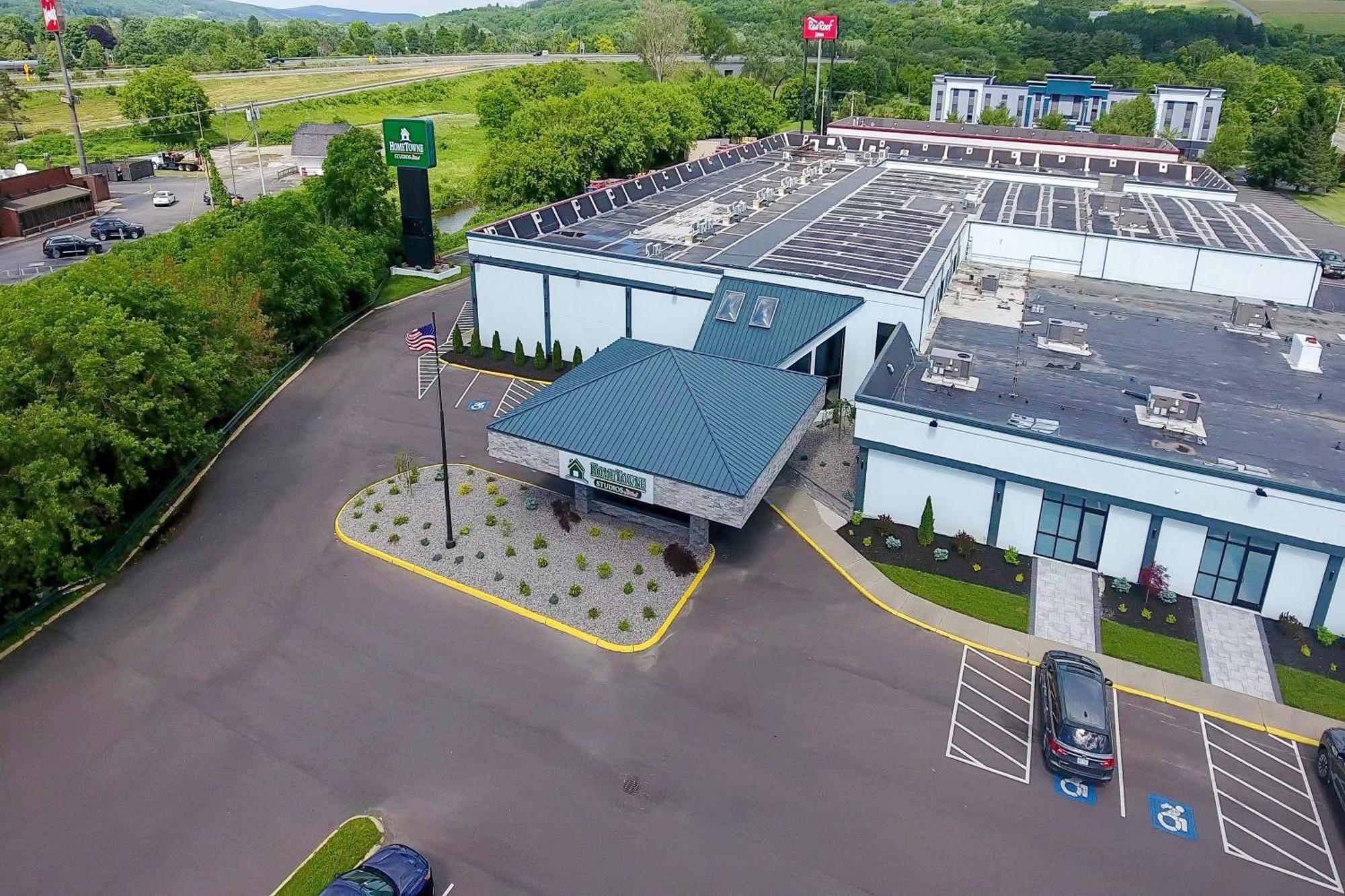 Hometowne Studios By Red Roof & Conference Center Cortland Exterior photo