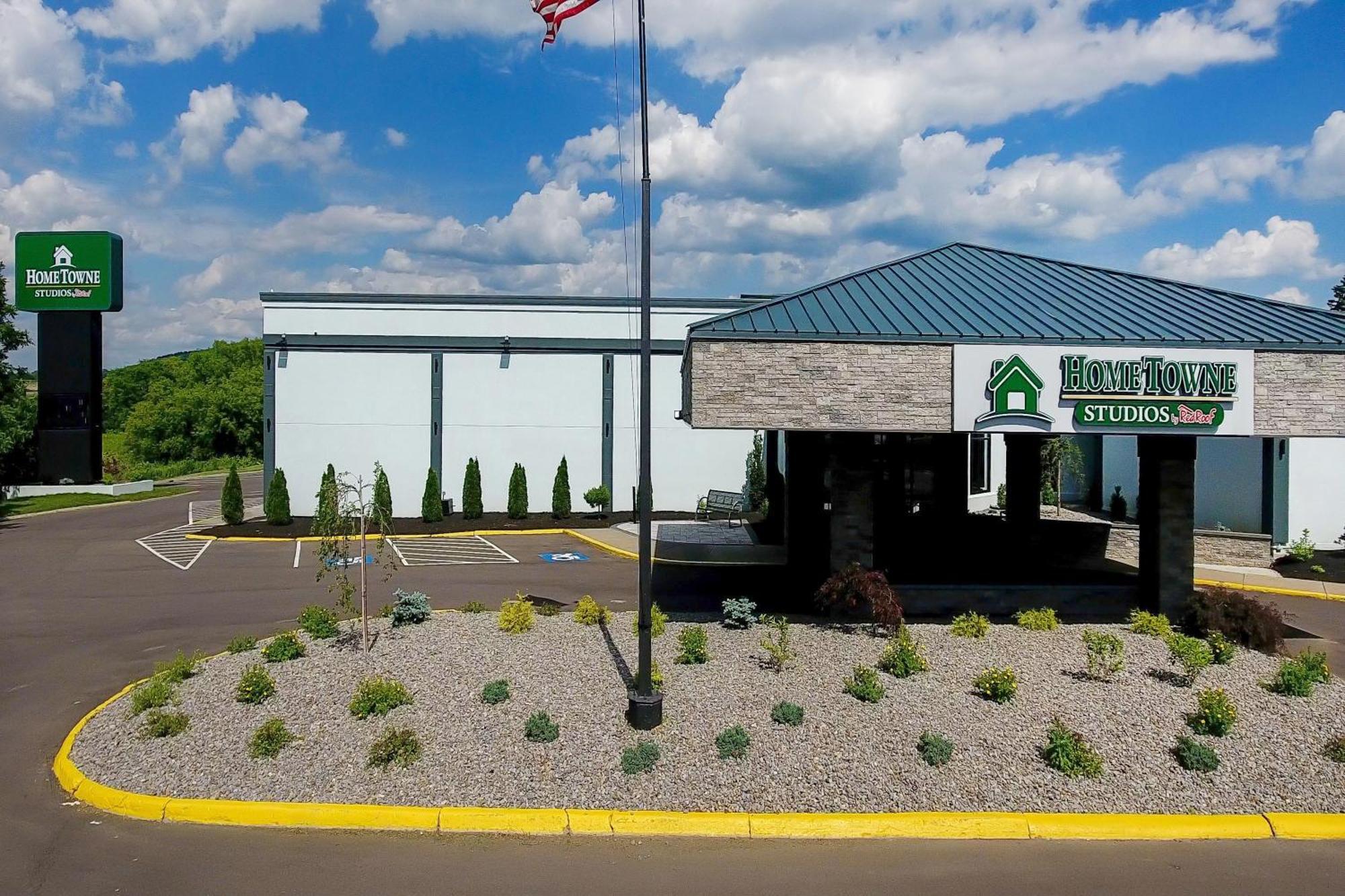 Hometowne Studios By Red Roof & Conference Center Cortland Exterior photo