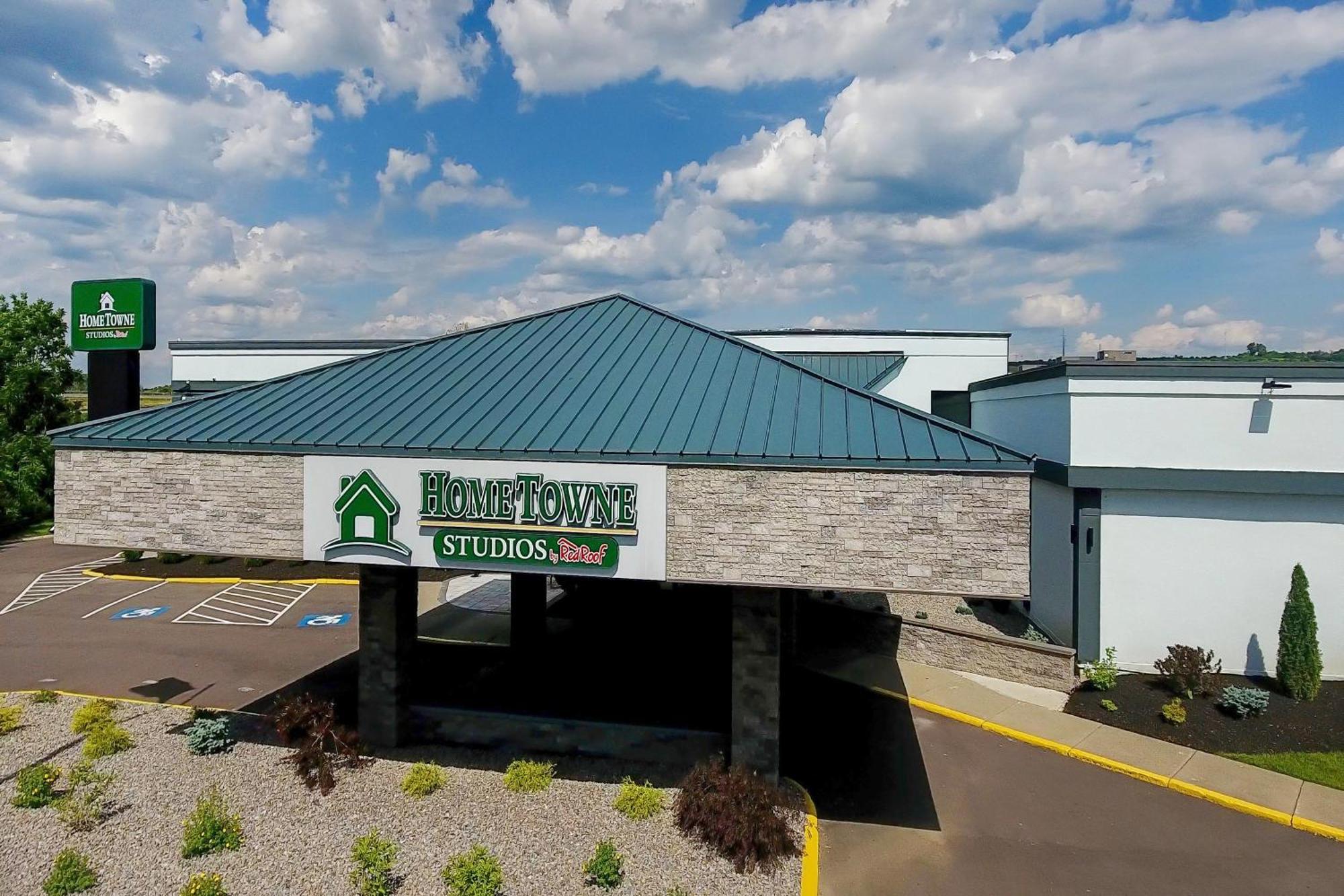 Hometowne Studios By Red Roof & Conference Center Cortland Exterior photo