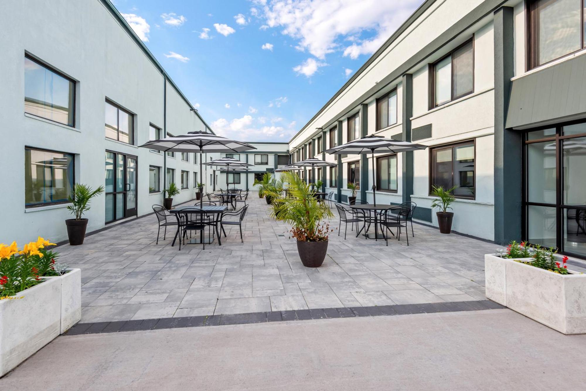 Hometowne Studios By Red Roof & Conference Center Cortland Exterior photo