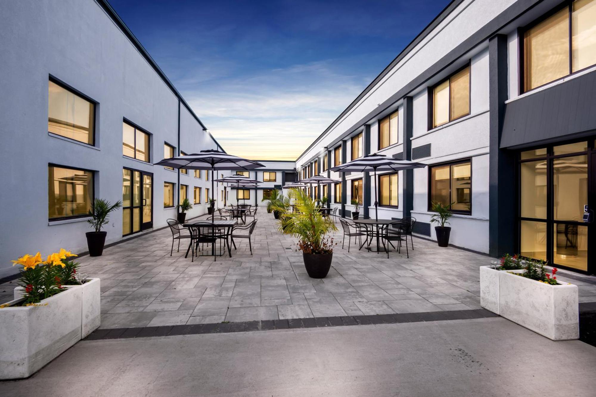 Hometowne Studios By Red Roof & Conference Center Cortland Exterior photo
